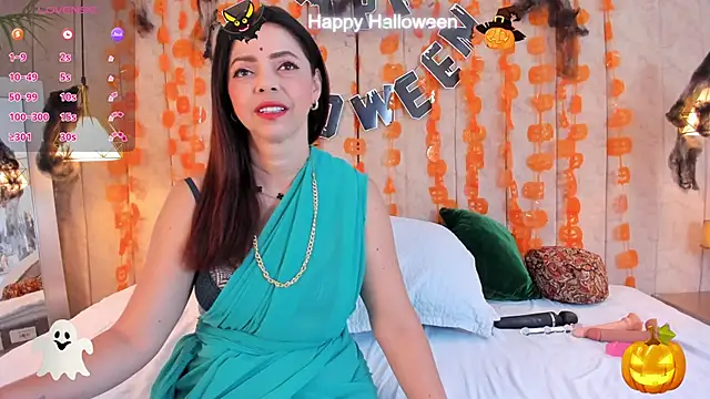 Snapshot of Anantaa_ chatting on 10.29.25 Anantaa online show from 10.29.25