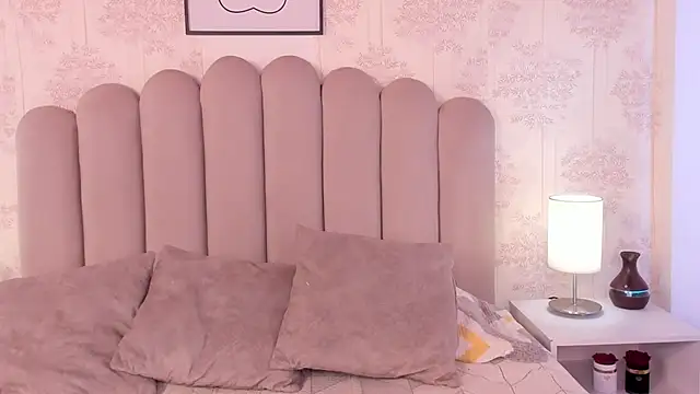 Snapshot of ShaynaHosk chatting on 10.17.25 ShaynaHosk online show from 10.17.25