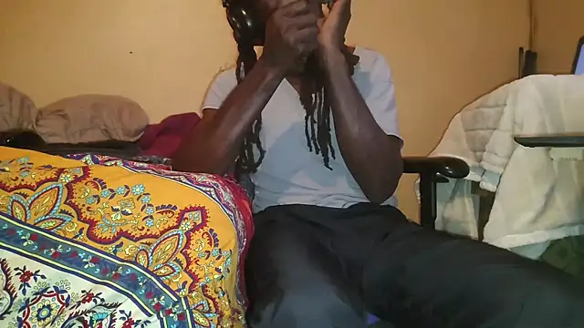 EYEzIAM online show from 10.10.25