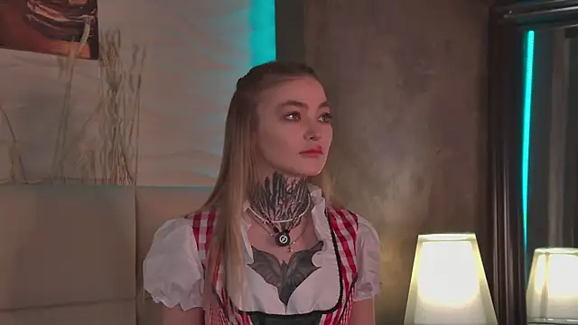 Snapshot of AriWild chatting on 09.27.25 AriWild online show from 09.27.25