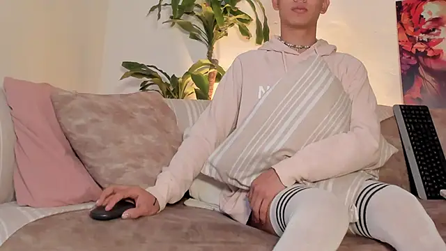 Snapshot of LoganTwink18 chatting on 02.13.26 LoganTwink18 online show from 02.13.26