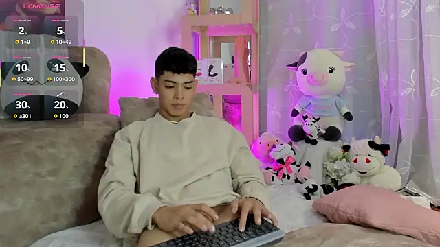 Snapshot of LoganTwink18 chatting on 02.14.26 LoganTwink18 online show from 02.14.26