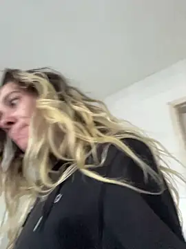 Snapshot of blond-96 chatting on 12.03.25 blond-96 online show from 12.03.25