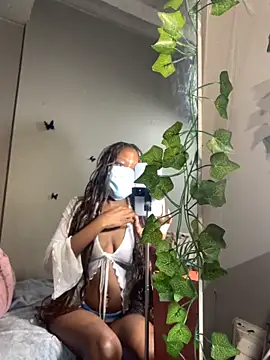 Snapshot of StrawberryXpeach chatting on 03.28.26 StrawberryXpeach online show from 03.28.26