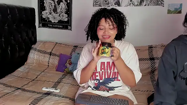 chloe kisses online show from 09.12.25