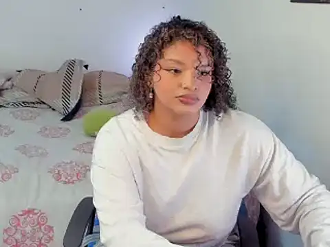 chloe kisses online show from 04.02.26