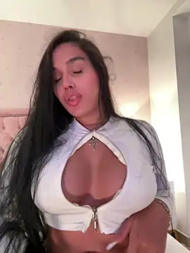 Snapshot of Bella__Wood chatting on 06.30.26 Bella Wood online show from 06.30.26