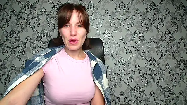 Kelly Kisss online show from 11.24.25