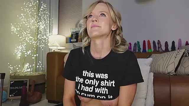 Snapshot of Taylorlove303 chatting on 02.28.26 Taylorlove303 online show from 02.28.26