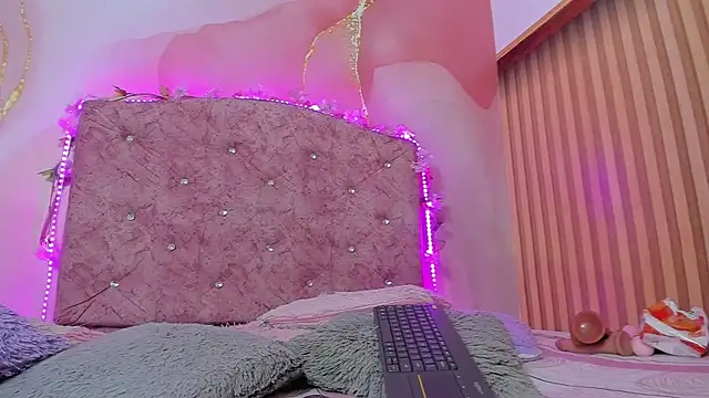 violet taylor  online show from 12.18.25