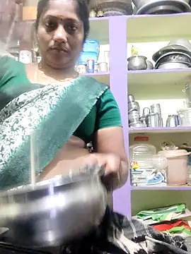 Snapshot of papukurty chatting on 10.29.25 papukurty online show from 10.29.25