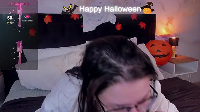 HelenDanvers online show from 10.30.25