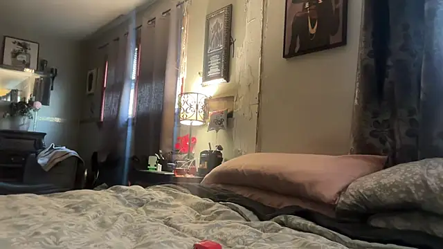 Snapshot of sexyred77713 chatting on 02.25.26 sexyred77713 online show from 02.25.26