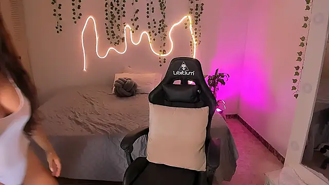 Snapshot of sara_doll77 chatting on 11.26.25 sara doll77 online show from 11.26.25