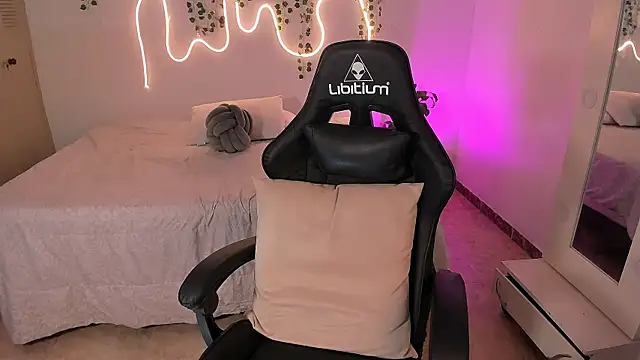 Snapshot of sara_doll77 chatting on 12.01.25 sara doll77 online show from 12.01.25