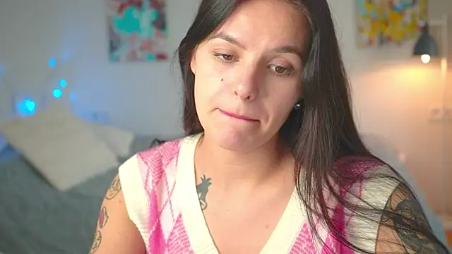 Snapshot of EwelynScott chatting on 10.14.25 EwelynScott online show from 10.14.25