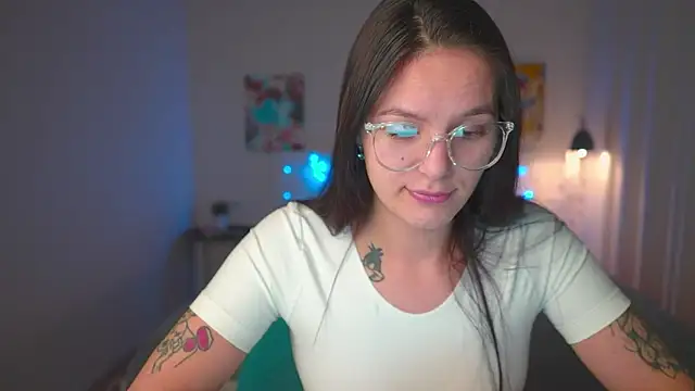 Snapshot of EwelynScott chatting on 10.30.25 EwelynScott online show from 10.30.25