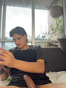 Snapshot of Rose-andres chatting on 05.18.26 Rose-andres online show from 05.18.26