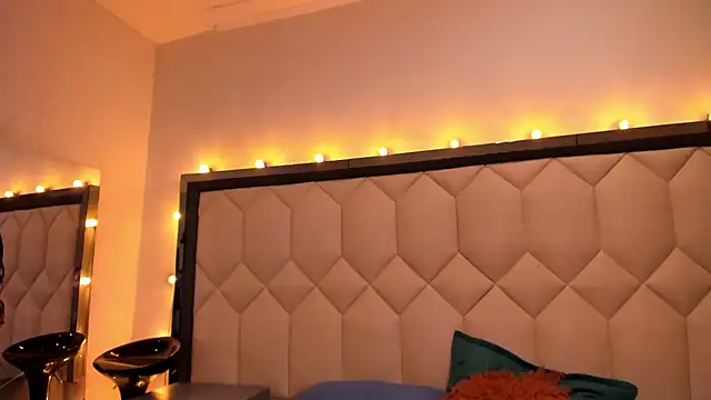 Scarletbigbug online show from 09.17.25