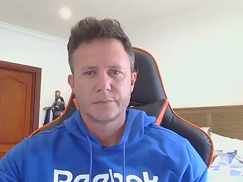 Snapshot of TroyDieselXXX chatting on 11.04.25 TroyDieselXXX online show from 11.04.25