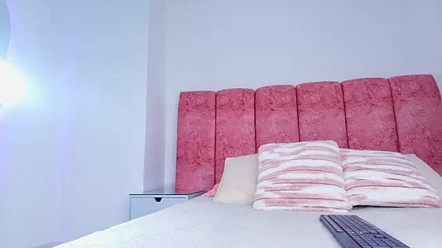 emmacurvy online show from 12.04.25