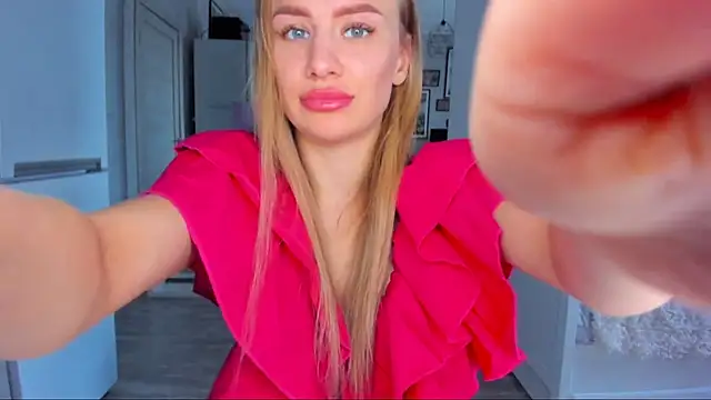 Snapshot of MashaFromRussia__ chatting on 10.19.25 MashaFromRussia   online show from 10.19.25