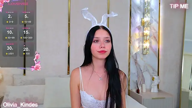 Snapshot of Olivia_Kindes chatting on 09.21.25 Olivia Kindes online show from 09.21.25
