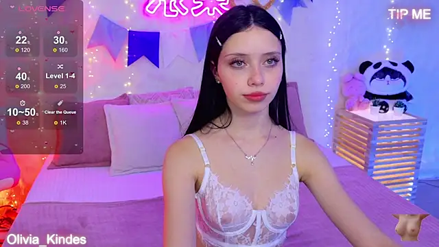 Snapshot of Olivia_Kindes chatting on 10.06.25 Olivia Kindes online show from 10.06.25