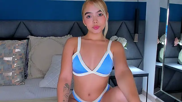 Mia Roswell online show from 12.03.25