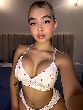 Mia Roswell online show from 01.07.26