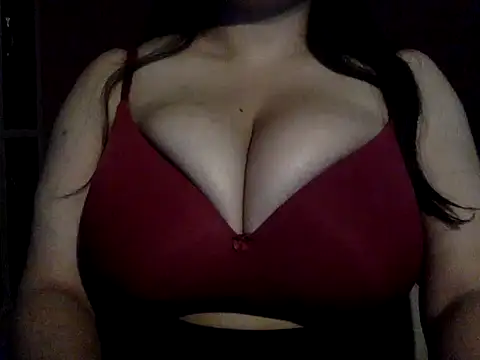 Snapshot of LittleHeartss chatting on 10.22.25 LittleHeartss online show from 10.22.25