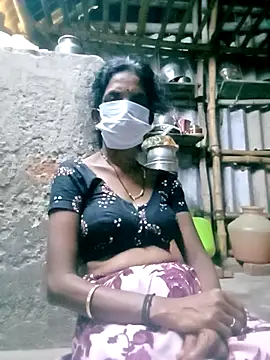 Snapshot of Tamilauntyhot chatting on 10.05.25 Tamilauntyhot online show from 10.05.25