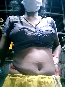 Snapshot of Tamilauntyhot chatting on 10.05.25 Tamilauntyhot online show from 10.05.25