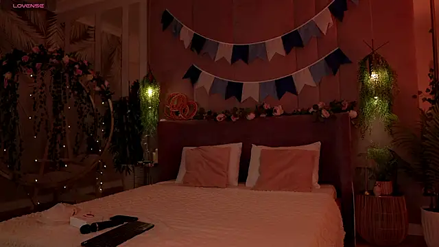 Snapshot of Serena_Waldarf chatting on 10.04.25 Serena Waldarf online show from 10.04.25