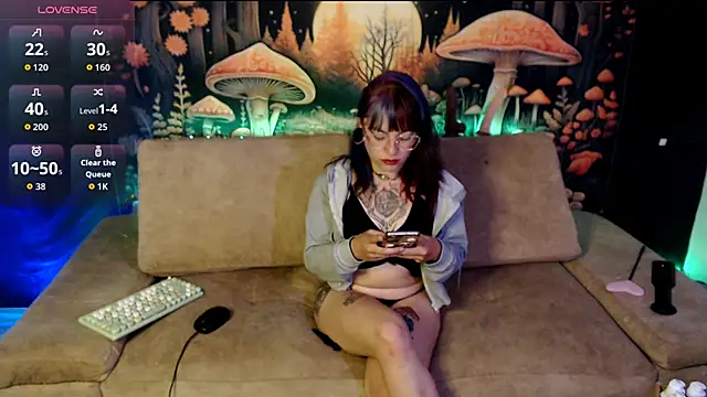 LunaBunny8 online show from 09.23.25