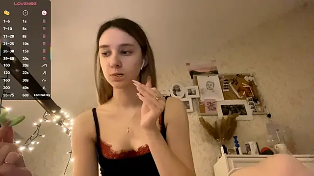 Snapshot of DanaCore chatting on 09.28.25 DanaCore online show from 09.28.25