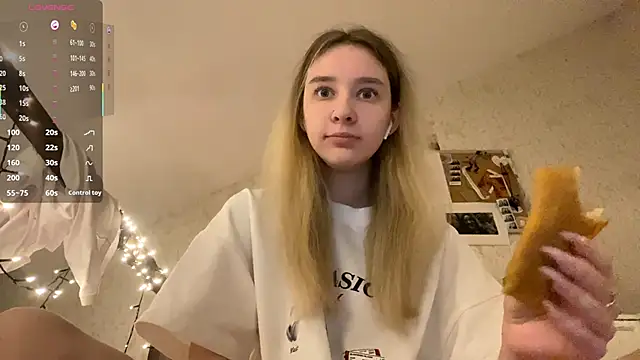 Snapshot of DanaCore chatting on 10.10.25 DanaCore online show from 10.10.25