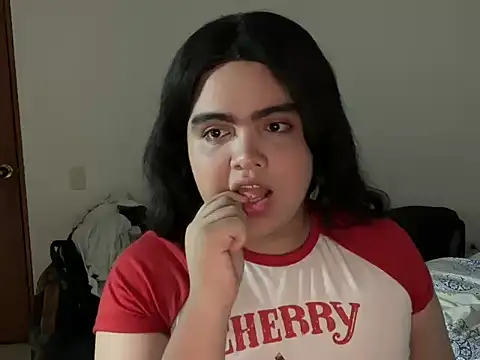 Snapshot of Ambarortiz chatting on 10.30.25 Ambarortiz online show from 10.30.25