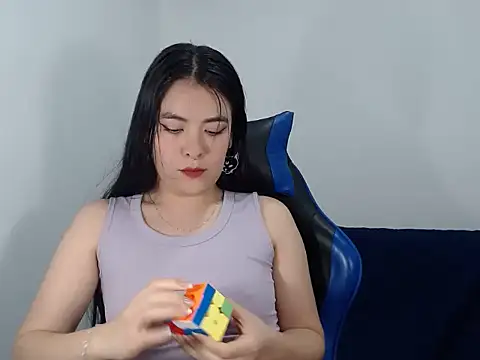 EloiseJun online show from 11.20.25