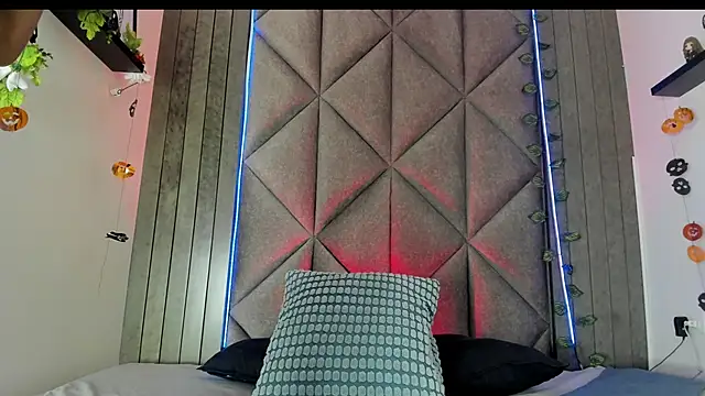 TiffValentinee  online show from 10.24.25