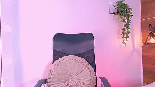 TiffValentinee  online show from 11.05.25