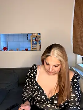 Katherine Leyla online show from 11.26.25