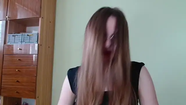 Snapshot of LooveELLYx chatting on 04.20.26 LooveELLYx online show from 04.20.26
