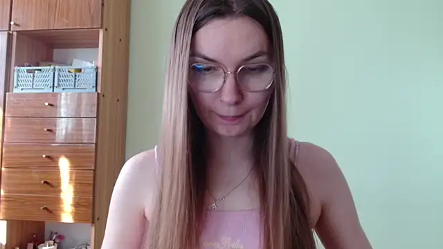 Snapshot of LooveELLYx chatting on 04.21.26 LooveELLYx online show from 04.21.26
