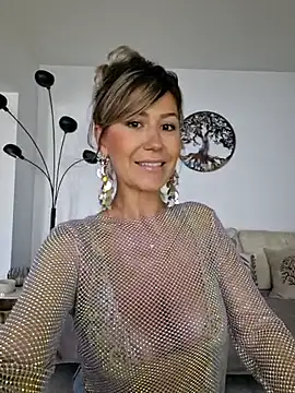 CelynaRoss online show from 04.16.26