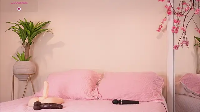 mili moon  online show from 10.23.25