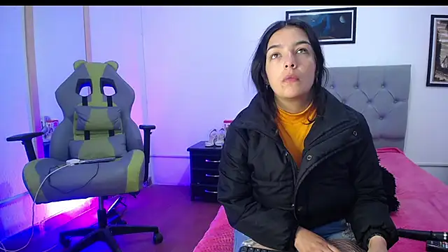 Snapshot of Esmeraldaa- chatting on 09.25.25 Esmeraldaa- online show from 09.25.25