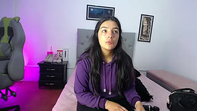 Snapshot of Esmeraldaa- chatting on 10.18.25 Esmeraldaa- online show from 10.18.25