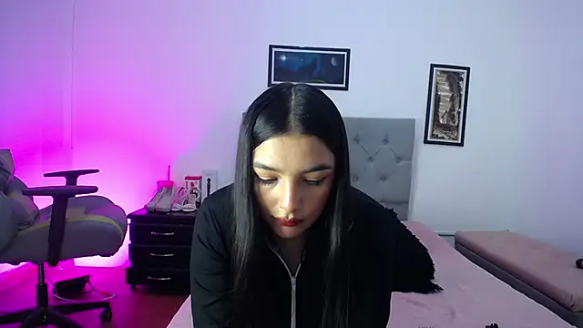 Snapshot of Esmeraldaa- chatting on 10.19.25 Esmeraldaa- online show from 10.19.25