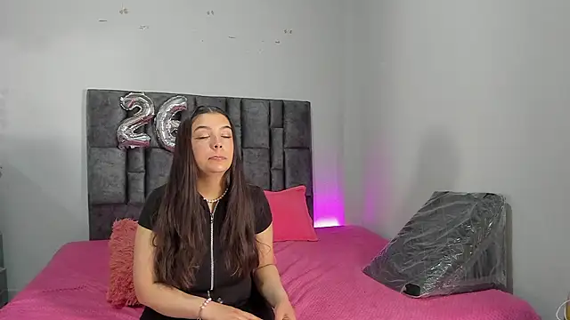 Snapshot of Esmeraldaa- chatting on 03.24.26 Esmeraldaa- online show from 03.24.26